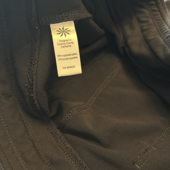 Athleta Women’s Shorts - Size L - Picture 7 of 7